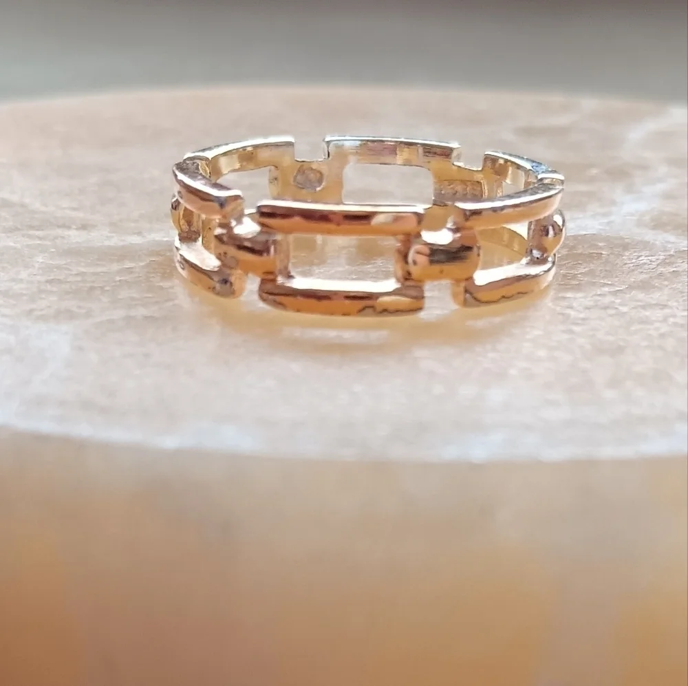 Elegant Gold-Toned Women's Band Ring